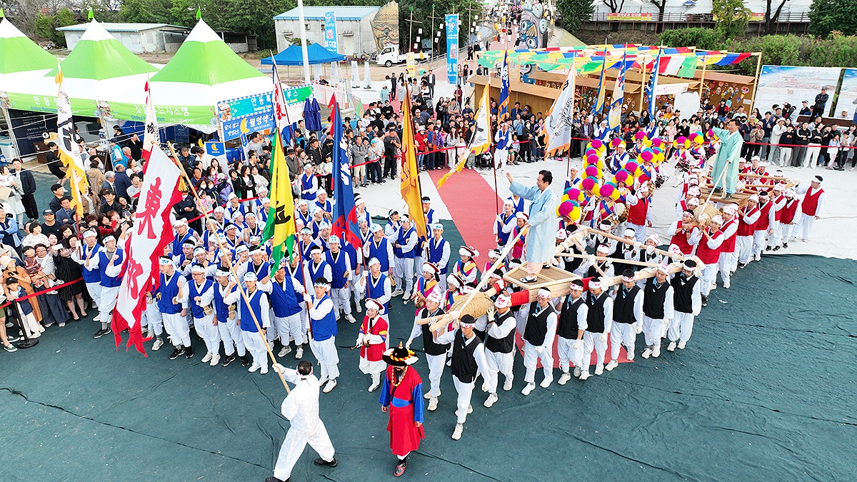 안동국제탈춤페스티벌2023'에서 50사단 3260 부대원들이 차전놀이를 재연하고 있다. (안동시 제공)