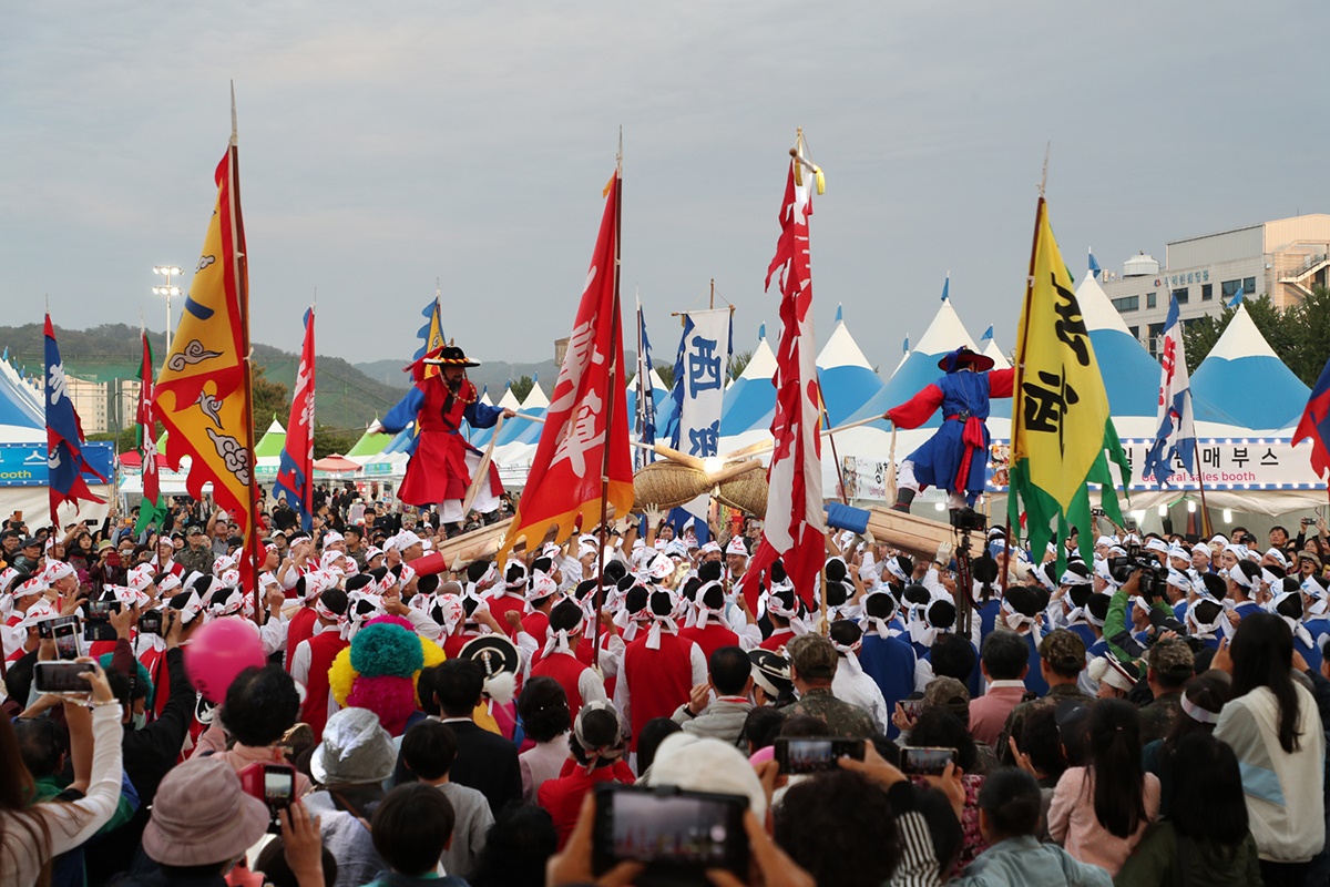 안동국제탈춤페스티벌2023'에서 50사단 3260 부대원들이 차전놀이를 재연하고 있다. (안동시 제공)