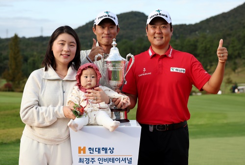 아내와 딸, 캐디와 함께 기념촬영을 하고 있는 함정우. [사진=KPGA]