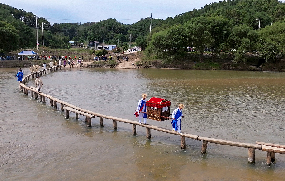 영주시에서 열린 '2023영주 무섬외나무다리축제'에서 8일 전통혼례 가 재연되고 있다.(영주시 제공)