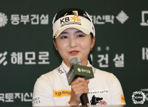 미디어데이에 참석해 "공격적으로 플레이할 것"이라고 밝히고 있는 이예원. [사진=KLPGA]