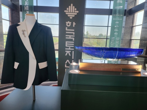 익산CC 클럽하우스에 진열된 우승 재킷과 우승 트로피.