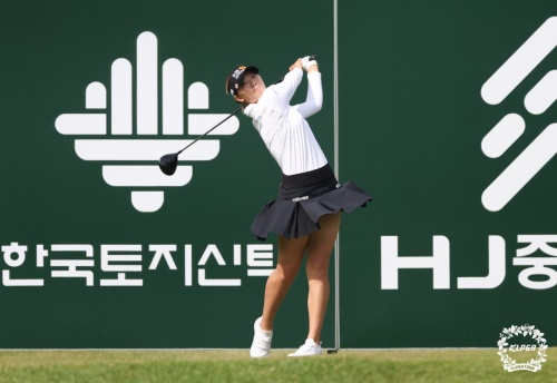 방신실이 동부건설 한국토지신탁 챔피언십 2라운드 도중 드라이버샷을 날리고 있다. [사진=KLPGA]