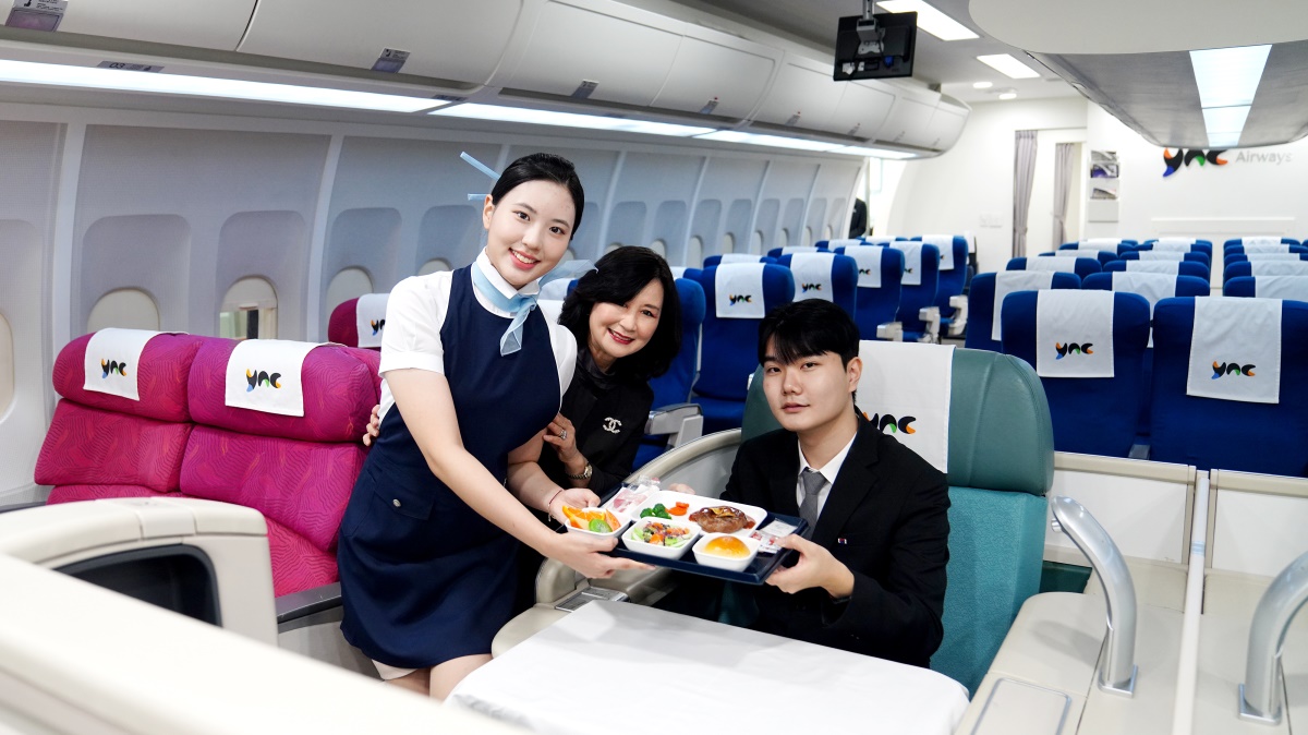 영남이공대 호텔·항공서비스 전공 학생들이 최신 항공 실습실에서 김은주 교수와 모의실무실습을 진행하고 있다.[영남이공대 제공]