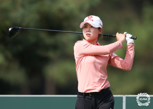 1점 차의 불안한 리드 속에 라이벌 방신실과 격돌하는 황유민. [사진=KLPGA]