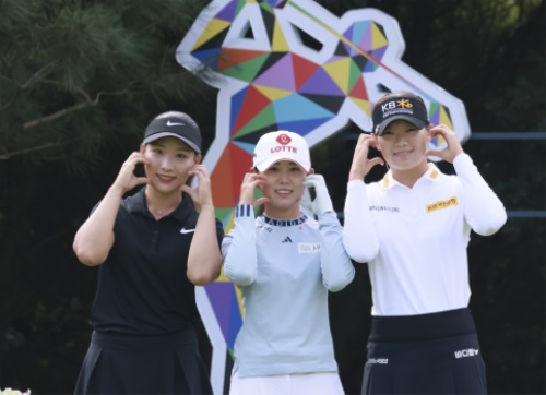 둥부건설 한국토지신탁 챔피언십에서 챔피언 조로 우승 경쟁에 나선 황유민(가운데)과 방신실(오른쪽). [사진=대회 조직위 제공]