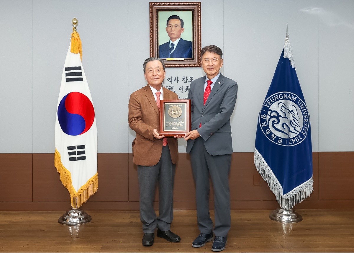 영남대는 지난 6일 이수근 약학대학 후원장학회 이사장(사진 왼쪽)을 '천마아너스' 회원으로 선정하고 인증패를 수여했다.[영남대 제공]