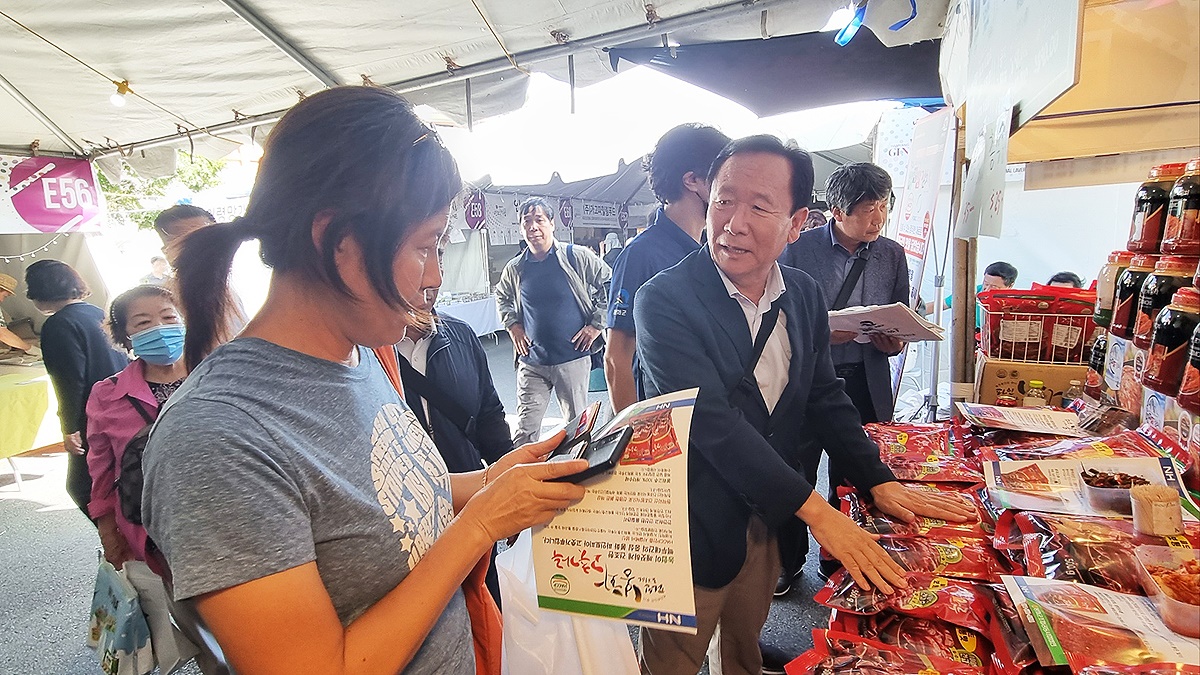 박현국 봉화군수가 제50회 LA한인축제 제17회 농수산물 우수상품 엑스포 행사'에 서  지역 농특산품인 고춧가루를  홍보하고 있다(봉화군 제공)