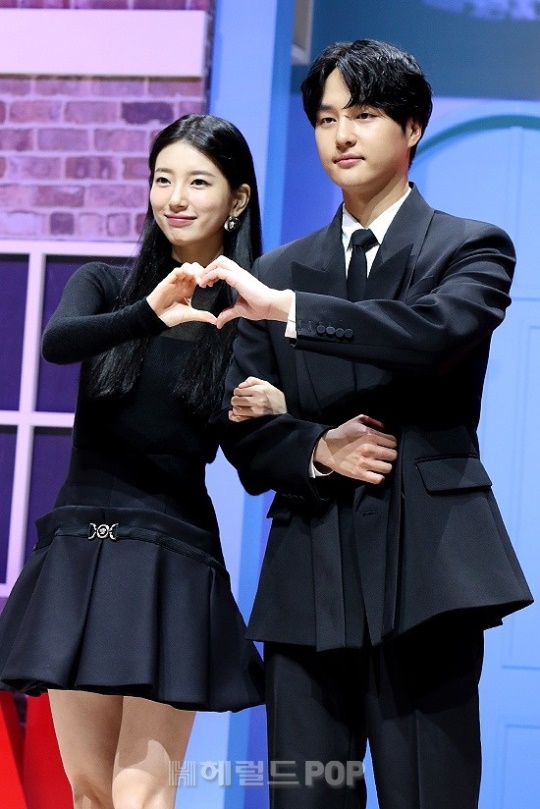 수지, 이두나/사진=민선유 기자