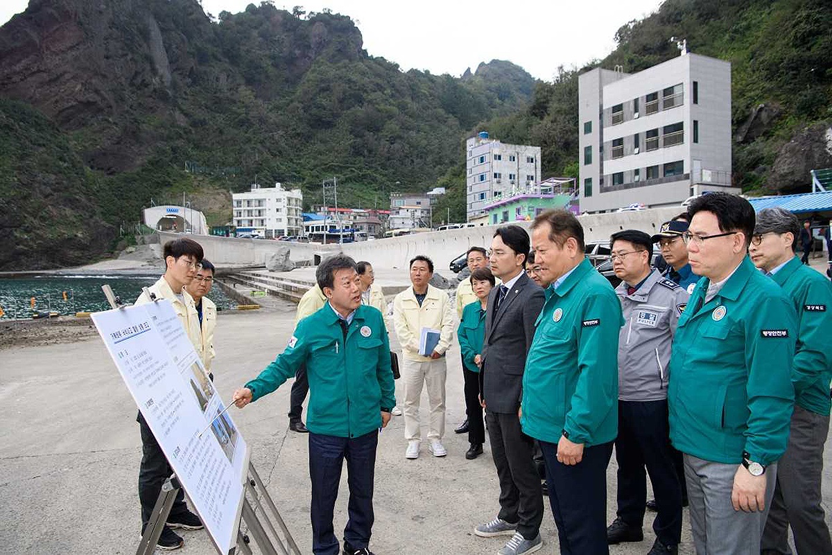 이상민 행정안전부 장관이  남한권 울릉군수로부터 지난 2일 발생한 거북바위 낙석사고 애대해 현장 브리핑을 듣고있다(울릉군 제공)