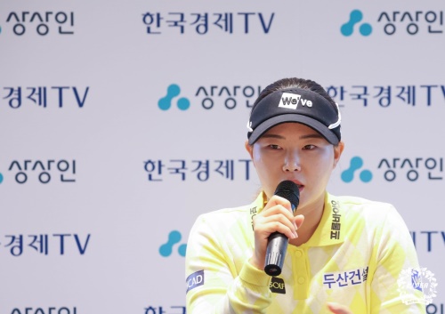 1라운드를 선두로 마치고 인터뷰에 나선 임희정. [사진=KLPGA]