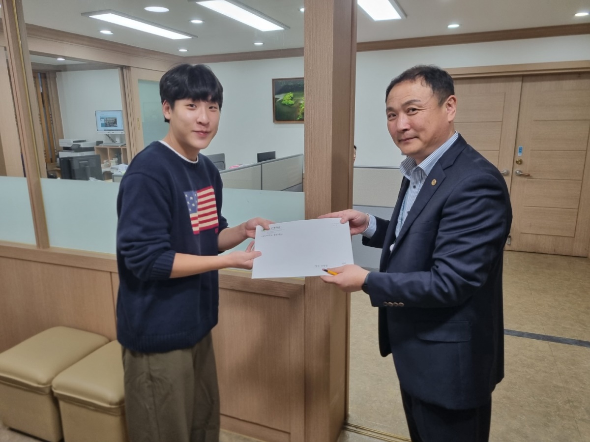 김동재 대구대 총학생회장(왼쪽)이 19일 경산시 관계자에게 입장문을 전달하고 있다.[대구대 제공]