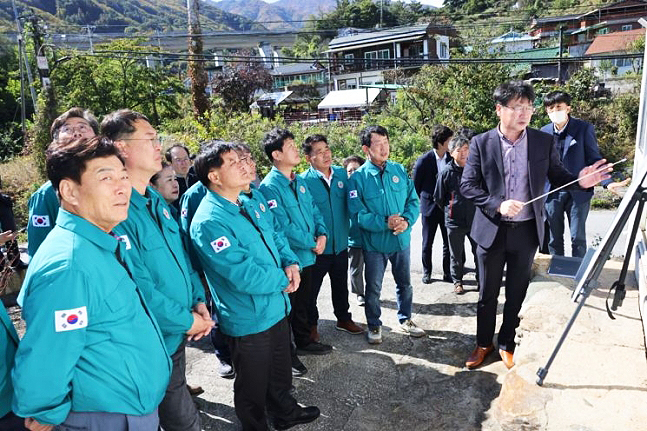 영주시 의회가   주요사업장 을 방문해  현장을 확인, 점검하고 있다(영주시 의회 제공)