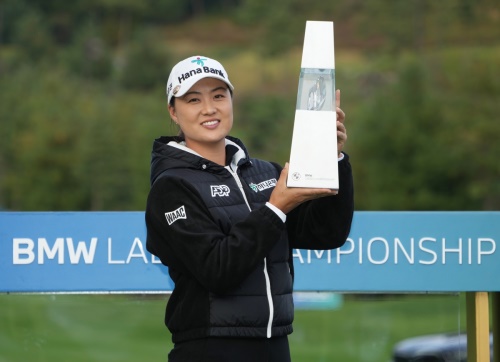 우승 트로피를 들고 포즈를 취한 이민지. [사진=BMW코리아]