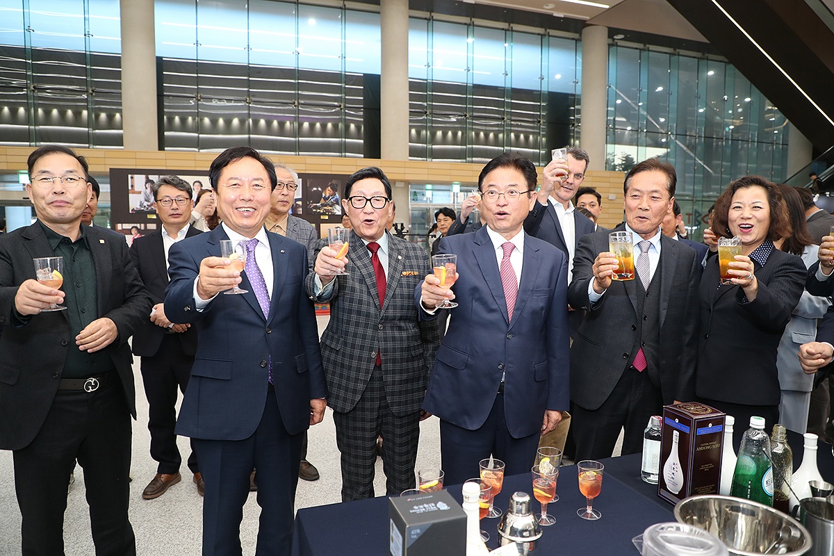경북도와 안동시는 지난 20일부터 22일까지 안동 월영교 일대에서 '2023 경북 전통주 문화대축전 in 안동'을 마련해 경북 전통주의 경쟁력을 제고하고 글로벌화를 모색했다. 사진은 이철우 도지사,권기창 안동시장등이 건배를 하고 있다(안동시 제공)