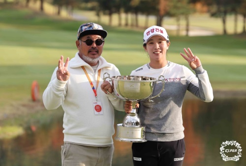 우승 트로피를 들고 포즈를 취한 임진희 부녀. [사진=KLPGA]