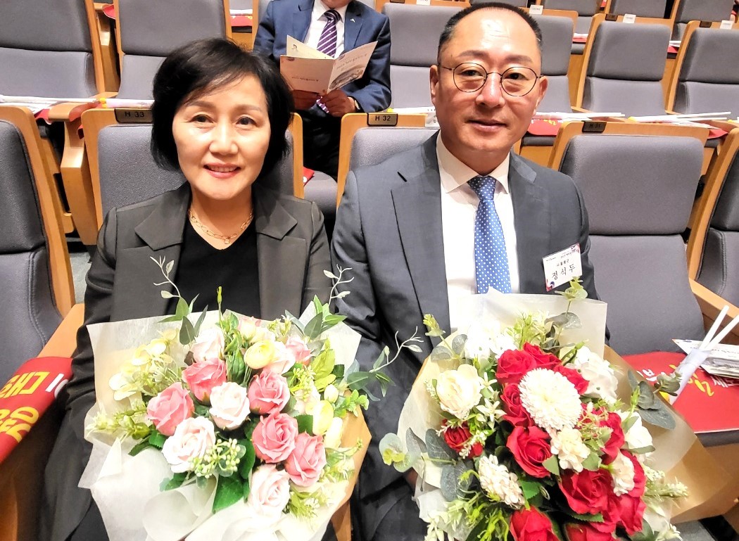 정석두 울릉군 새마을 회장과 부인 황점이 씨가 수상전 기념사진을 찍고 있다(울릉군 새마을회 제공)