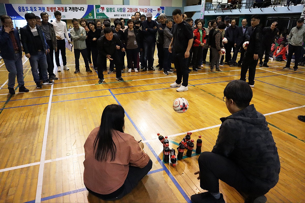 이색 볼링대회에 참가선수들의 모습이 진지하다(울릉농협 제공)