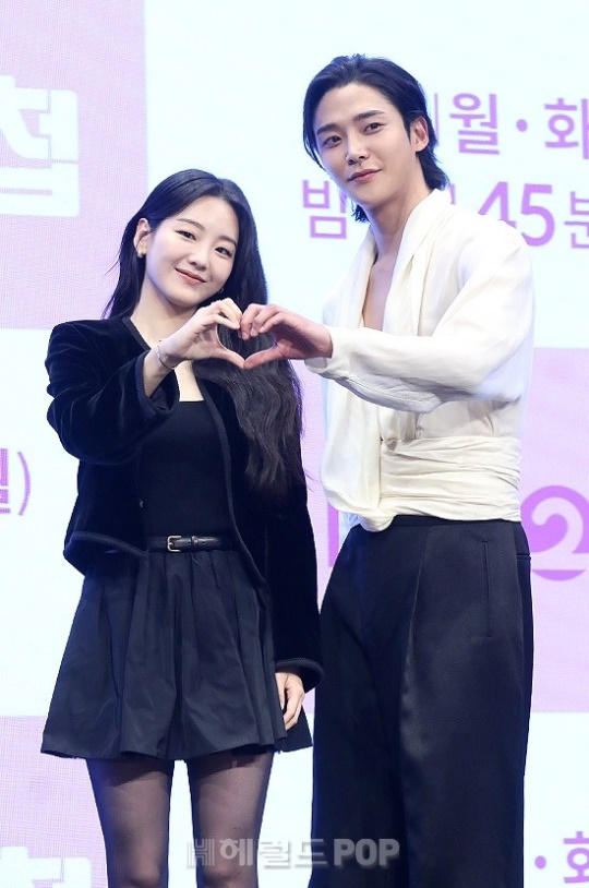 조이현, 로운/사진=민선유기자