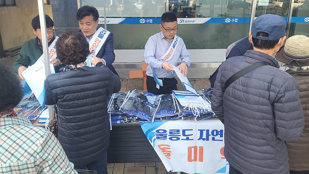 김영복(가운데) 울릉군 수협장이 울릉수협 대구 범어지점 앞에서 울릉도 수산물의 우수성과 안전성을 알리고 있다(울릉군 수협 제공)