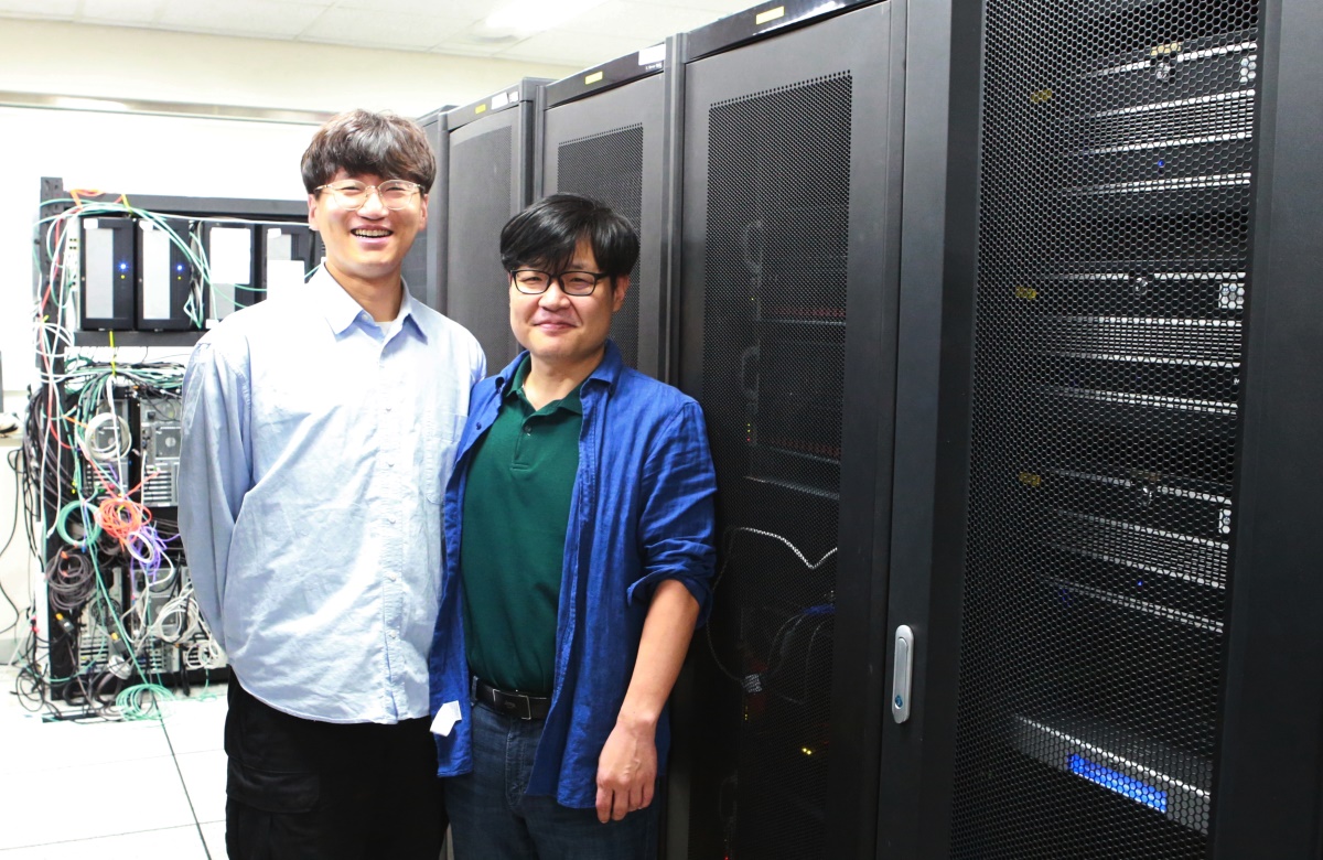 DGIST 전기전자컴퓨터공학과 이성진 교수(오른쪽)와 구진형 박사과정생.[DGIST 제공]
