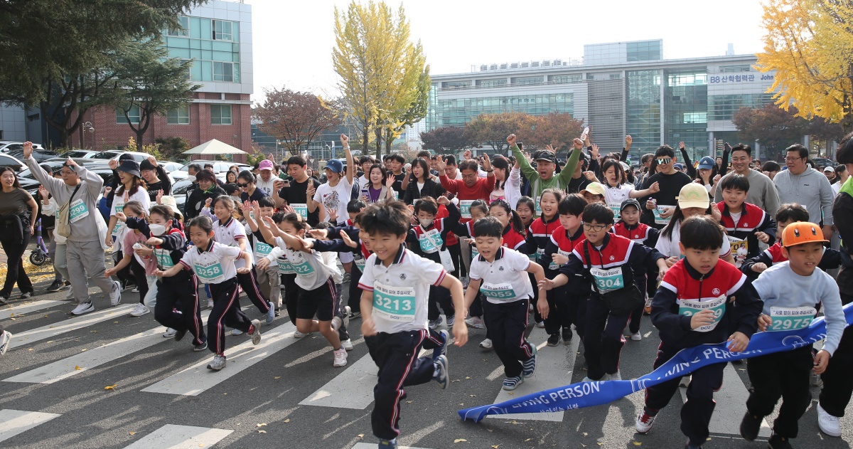 지난 4일 대구가톨릭대에서 개최된 '살아있는 사람 마라톤 대회' 참가자들이 출발하고 있다.[대구가톨릭대 제공]