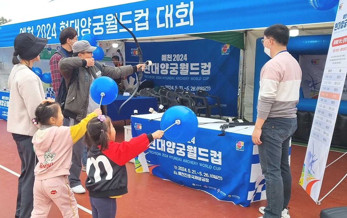 예천군이 농산물축제장에서 현대양궁월드컵대회 홍보부스를 운영하고 있다. (예천군 제공)
