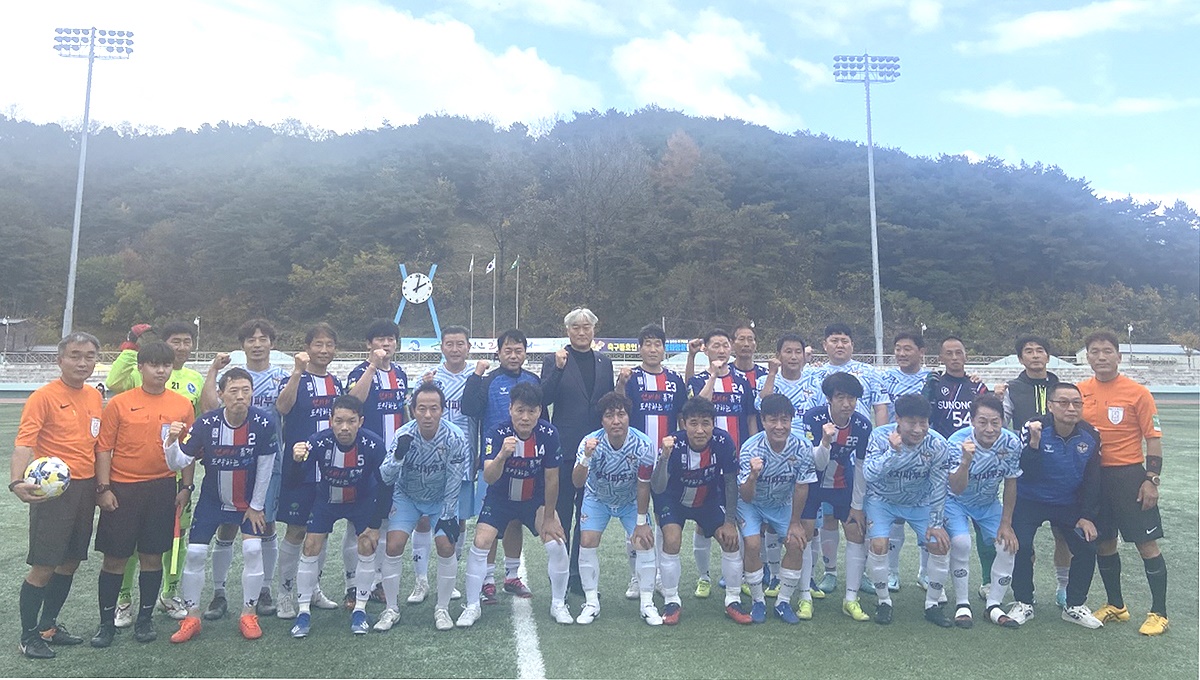 1회 봉화송이한약우배 전국 동호인 축구대회 우승팀들이 파이팅을 외치고 있다. (봉화군 제공)
