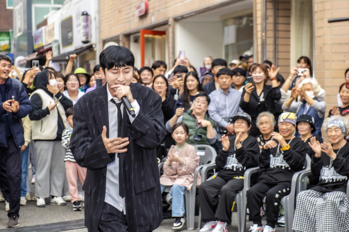 래퍼 슬리피가 쩜오골목축제에서 공연을 펼치고 있다.[칠곡군 제공]