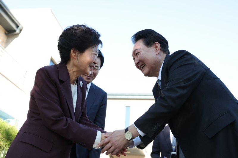 윤석열 대통령이 7일 대구 달성군 박근혜 전 대통령의 사저를 방문 박 전 대통령과 인사하고 있다.[대통령실 제공]