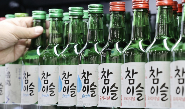 서울 한 대형마트에 진열된 하이트진로의 소주 제품들 [연합]