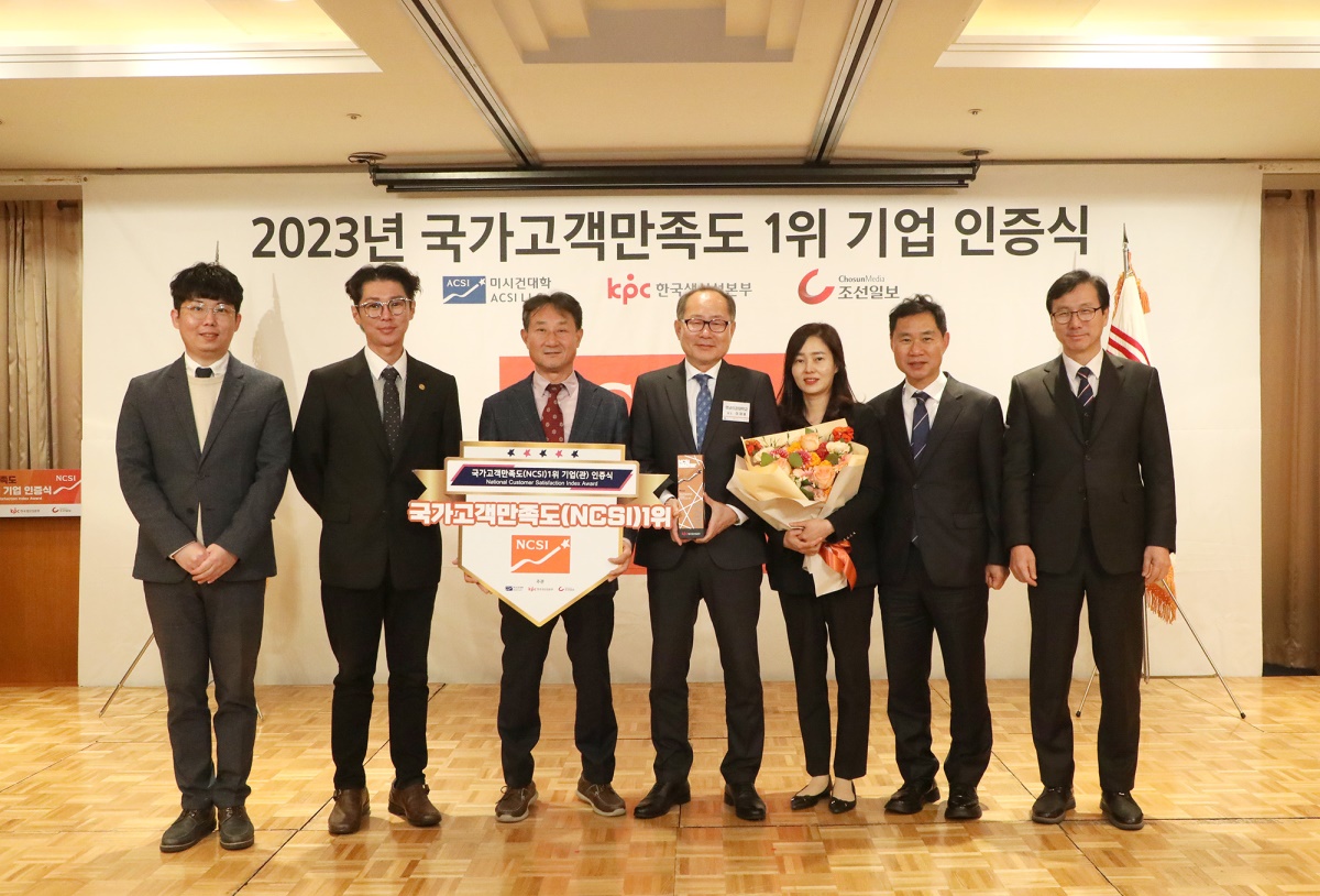 인증식을 마치고 이재용 총장과 교직원들이 기념사진을 촬영하고 있다.[영남이공대 제공]