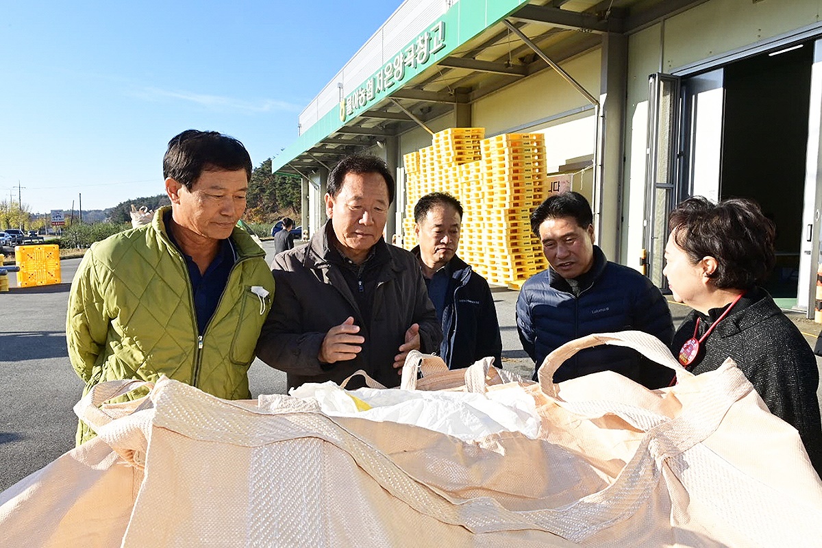 박현국(왼쪽 두번째)봉화군수가 2023년산 공공비축미곡매입현장을 둘러보며 농민들을 격려하고 있다(봉화군 제공)