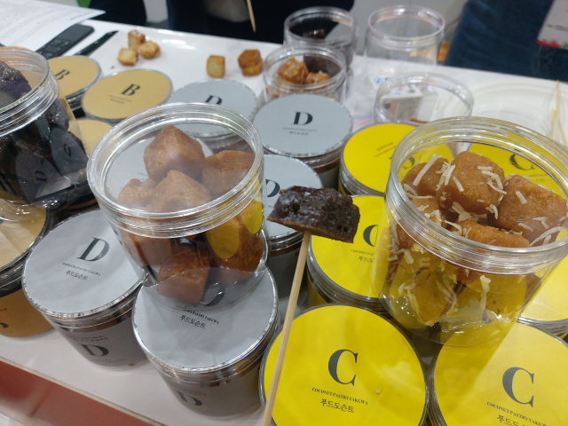 서울카페쇼에 전시된 페스츄리 약과. 김희량 기자