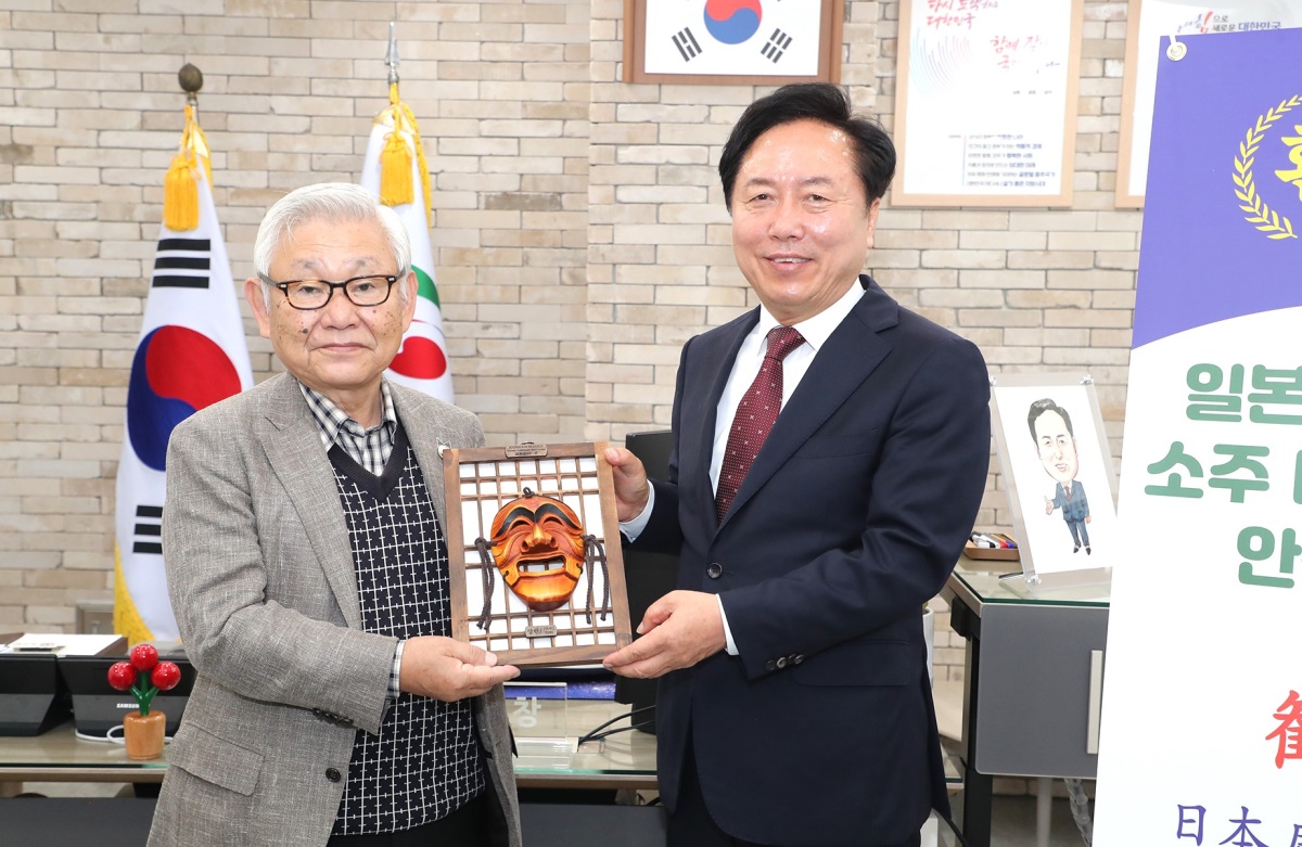 일본 가고시만현 소주 마이스터 일행이 대한민국 증류주의 본고장 안동을 찾아와 양 도시 소주와 관광 등 다양한 분야 교류 확대에 나서기로 했다.( 안동시 제공)