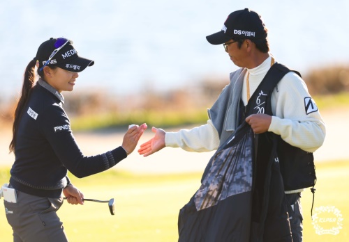 18번 홀서 버디를 잡고 캐디와 손을 마추지고 있는 이다연. [사진=KLPGA]