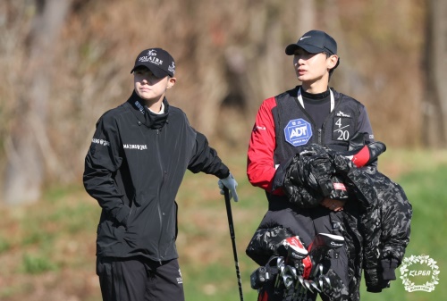 1번 홀 티샷을 앞두고 있는 박성현과 캐디 김시원. [사진=KLPGA]