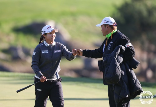 12번 홀서 버디를 잡고 캐디와 기쁨을 나누고 있는 임진희. [사진=KLPGA]