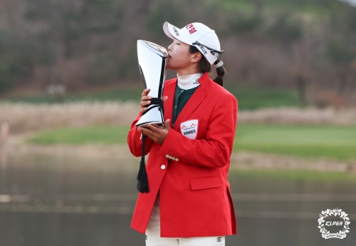 우승 트로피에 입맞추는 임진희. [사진=KLPGA]