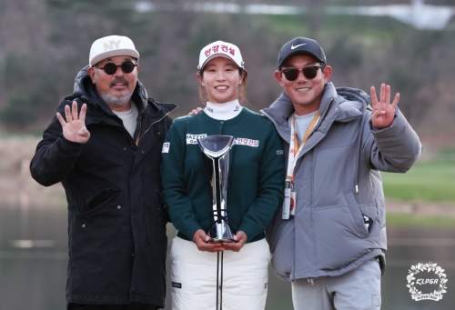부친, 캐디와 함께 포즈를 취한 임진희. [사진=KLPGA]