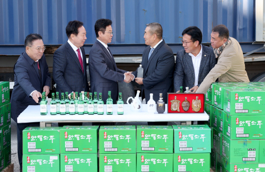 안동시는 13일 수출업체관계자 및 권기창 안동시장, 이철우 경북도지사,김순중 안동시의원 등이 참석한 가운데 안동소주 중국 수출 선적식을 열었다.(안동시 제공)