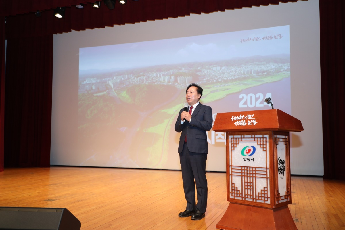시정 설명회에 앞서  권기창 안동시장이 인사말을 하고 있다(안동시 제공)