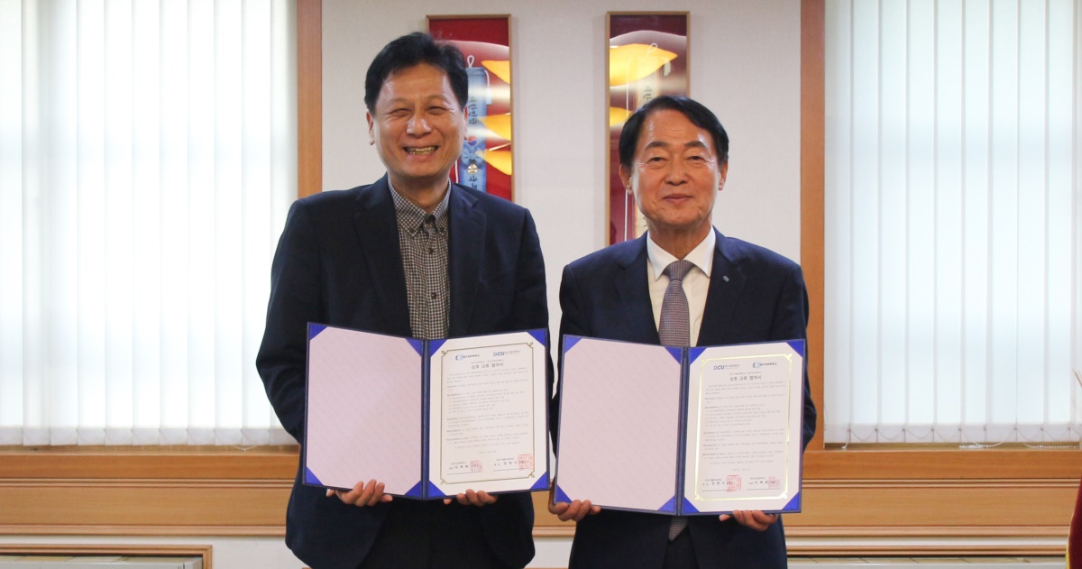 10일 김현기 대구가톨릭대 부총장(사진 왼쪽)과 이재경 대구상공회의소 상근부회장이 업무 협약 체결 후 기념 촬영을 하고 있다.[대구가톨릭대 제공]
