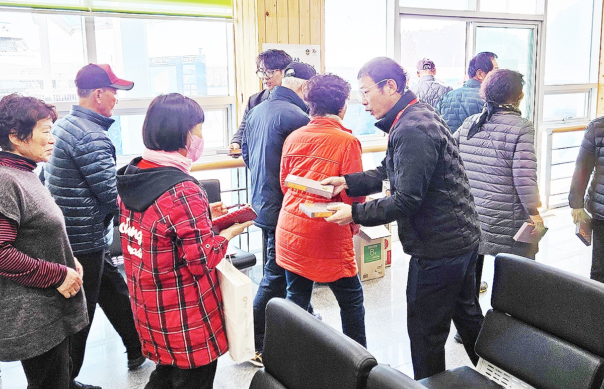 행사에 참여한 주민들이 헨드타올을  받고 있다(대저페리 제공)