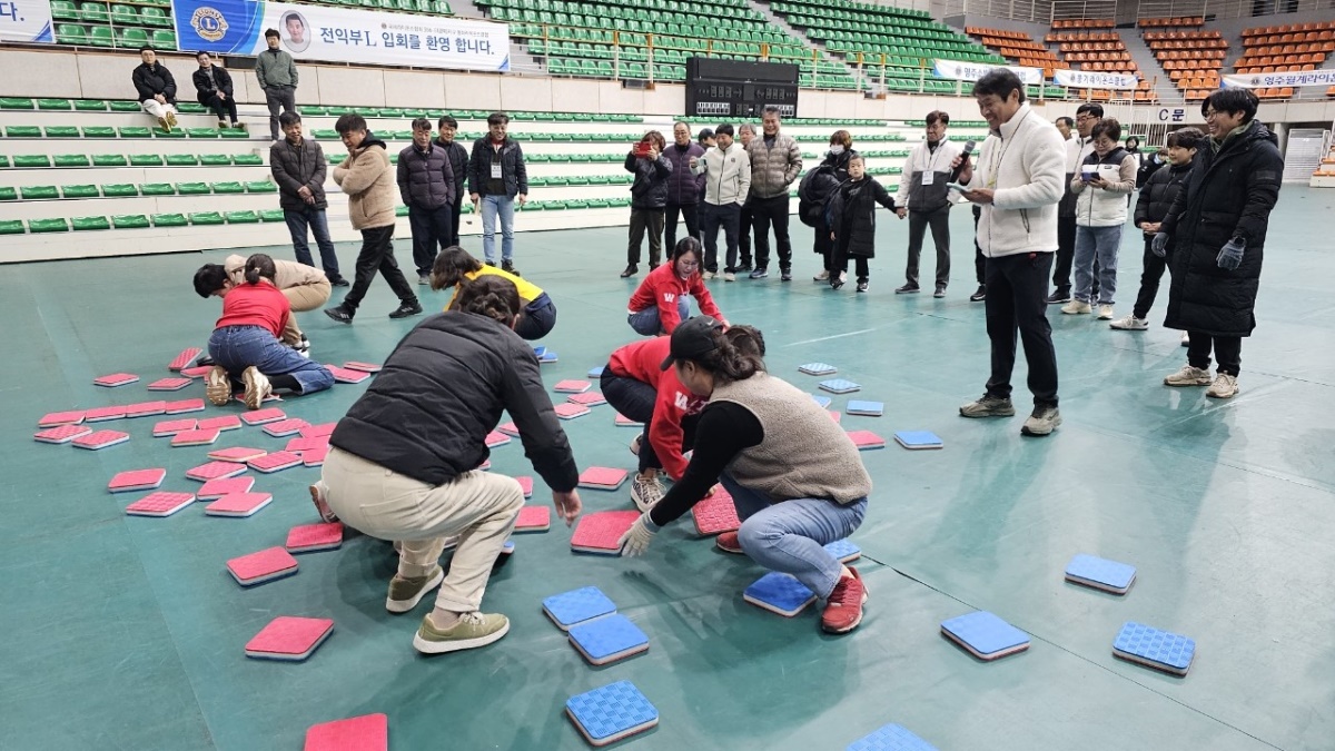 체육대회에서 각클럽별 색판뒤집기를 하고 있다
