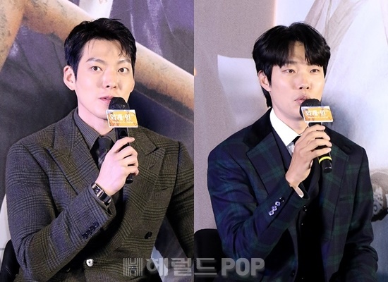 배우 김우빈, 류준열/사진=민선유 기자