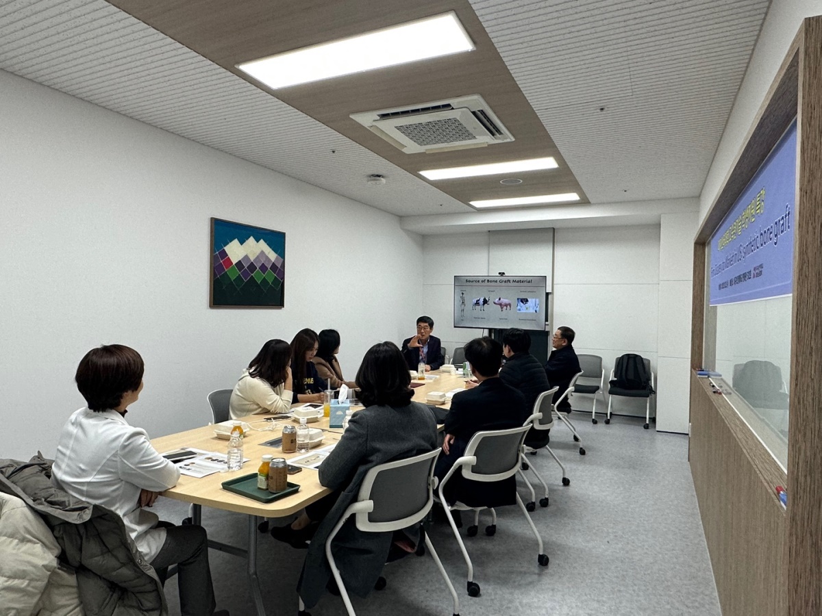 지난 22일 대구보건대 연마관 강의실에서 미국 오스테오진 창업자 오선호 박사가 특강을 하고 있다.[대구보건대 제공]