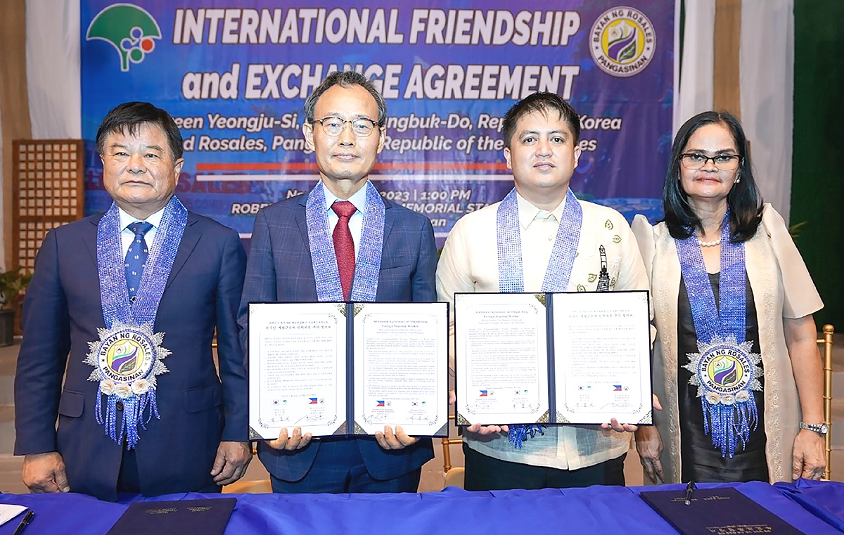 영주시와 필리핀 로살레스시 관계자들이 우호교류협정을 체결한 후 기념사진을 찍고 있다. 왼쪽부터 심재연 영주시의회 의장, 박남서 영주시장, 윌리엄 로살레스시장, 수잔 로살레스시 부시장. (영주시 제공)