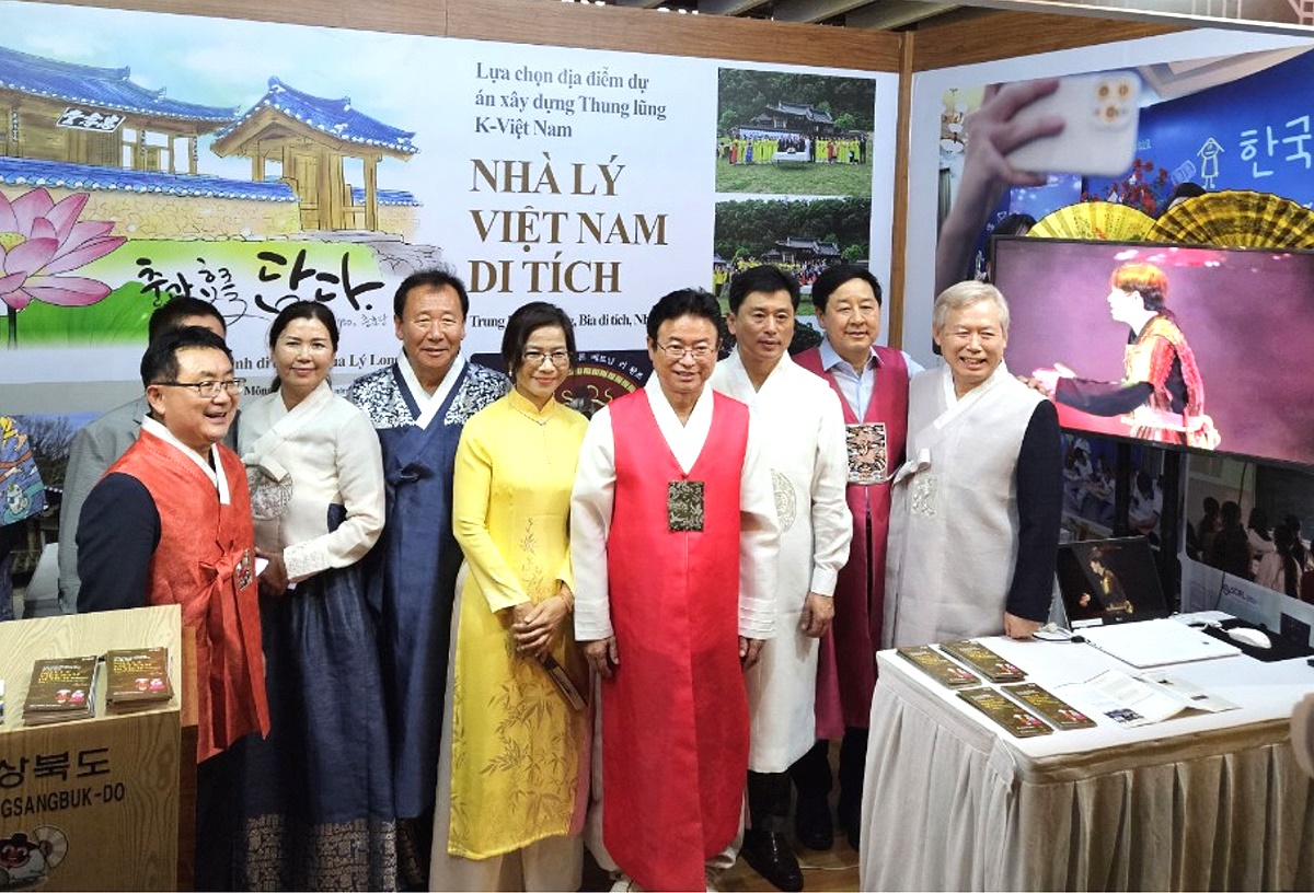베트남 호찌민에서 26~29일 열린 국제경북관광산업 교류전의 리 왕조 홍보부스에서 이철우 경북도지사와 박현국 봉화군수 등 관계자들이 기념사진을 찍고 있다. (봉화군 제공 )