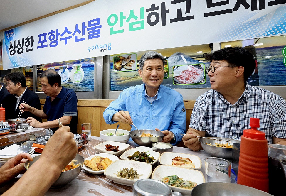 이강덕(오른쪽 두번째) 포항시장이 죽도어시장 내 식당을 방문해 포항수산물의 안전성에 대해 이야기하고 있다.(포항시 제공)
